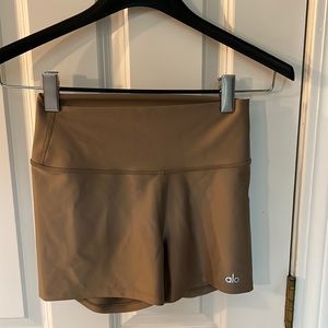 Alo airlift shorts in gold